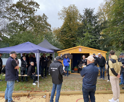 Gruppe Menschen bei Holzhütte und Pavillon beim Boulespiel SSV ULM 1846 BOULE