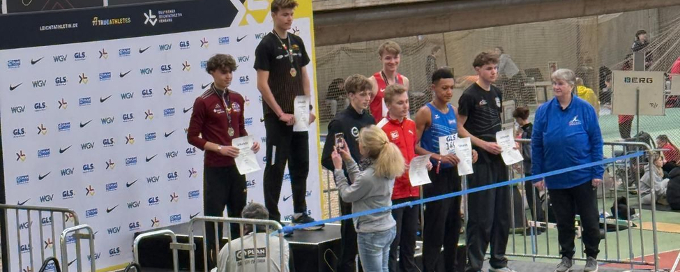 Siegerehrung bei Deutschen Jugendhallenmeisterschaften auf Podium