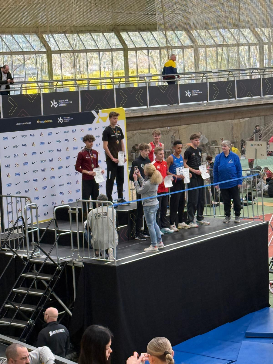 Siegerehrung bei Deutschen Jugendhallenmeisterschaften auf Podium