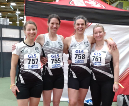 Vier Läuferinnen in Teamkleidung mit Bibs GLS 757 755 758 761