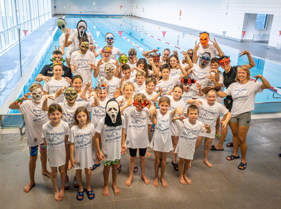 Schwimmteam mit Halloweenmasken, T‑Shirts you are hungry? eat my bubbles! am Hallenbad