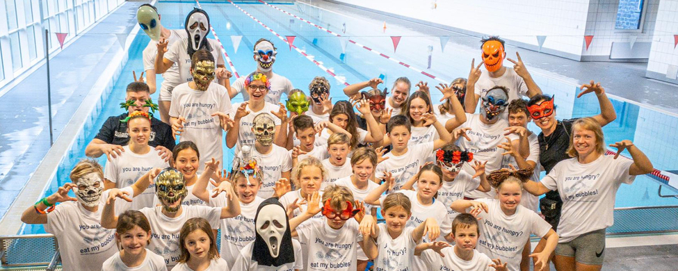 Schwimmteam mit Halloweenmasken, T‑Shirts you are hungry? eat my bubbles! am Hallenbad