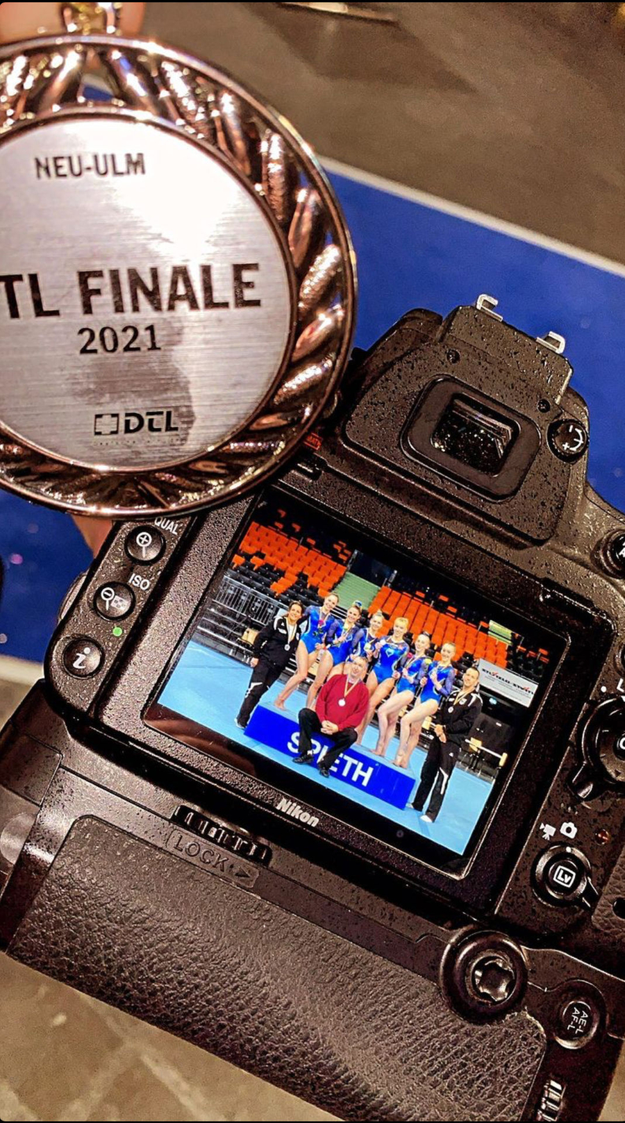 Kamera-Display zeigt Turnerinnen auf Siegerpodest und Medaille DTL FINALE 2021