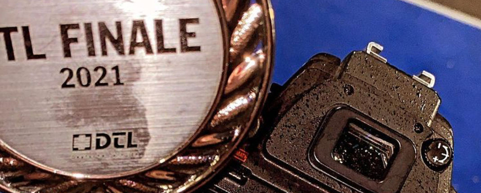 Kamera-Display zeigt Turnerinnen auf Siegerpodest und Medaille DTL FINALE 2021