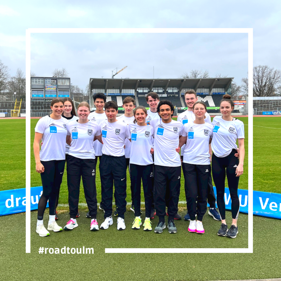 #roadtoulm Leichtathletiknachwuchs in weißen Trikots auf Stadionrasen