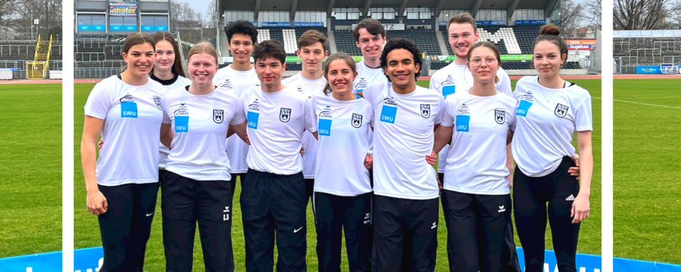 #roadtoulm Leichtathletiknachwuchs in weißen Trikots auf Stadionrasen