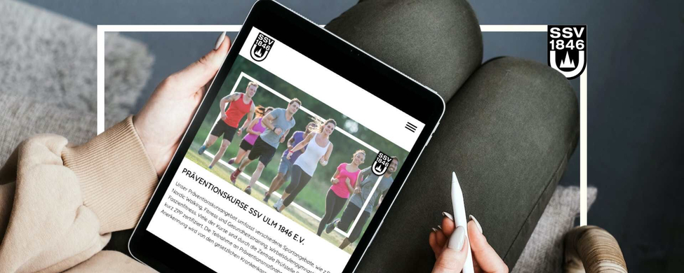 Tablet zeigt Webseite mit Überschrift PRÄVENTIONSKURSE SSV ULM 1846 E.V. und Laufgruppe