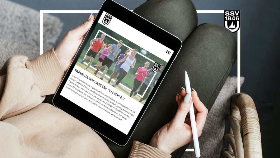 Tablet zeigt Webseite mit Überschrift PRÄVENTIONSKURSE SSV ULM 1846 E.V. und Laufgruppe