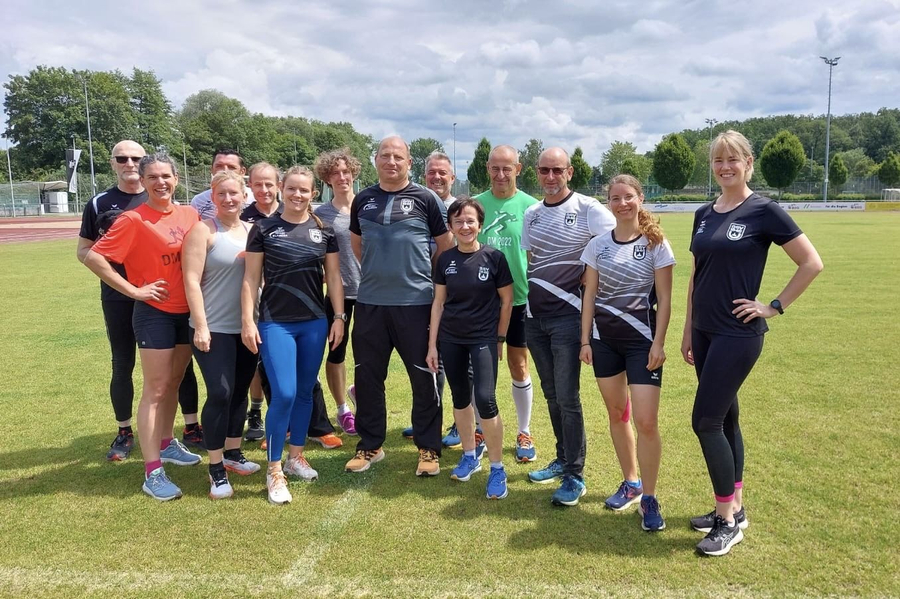 SSV Masters Team in Sporttrikots posiert auf Rasen