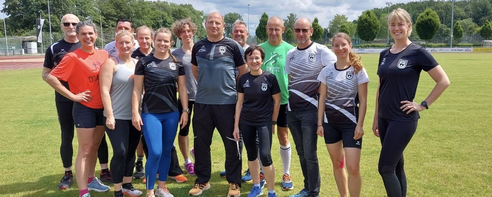 SSV Masters Team in Sporttrikots posiert auf Rasen