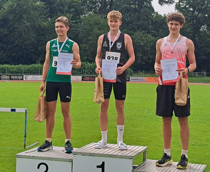 Vierkampf-Sieg für Nils Zeller Drei jugendliche Leichtathleten auf Podest mit Medaillen und Urkunden