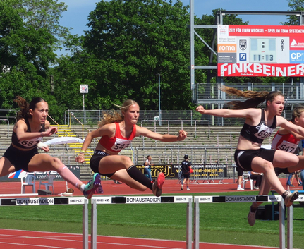 Vier Athletinnen im Hürdenlauf im Donaustadion