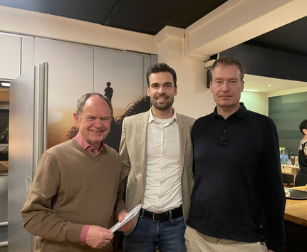 Ehrung Robert Waidmann (re.) 15 Jahre Mitarbeit SSV Ulm 1846 e.V. – Robert Waidmann (re.) mit Geschäftsführer Fabian Göggel und Vereinspräsident Willy Götz Drei Männer lächelnd bei Vereinsweihnachtsfeier