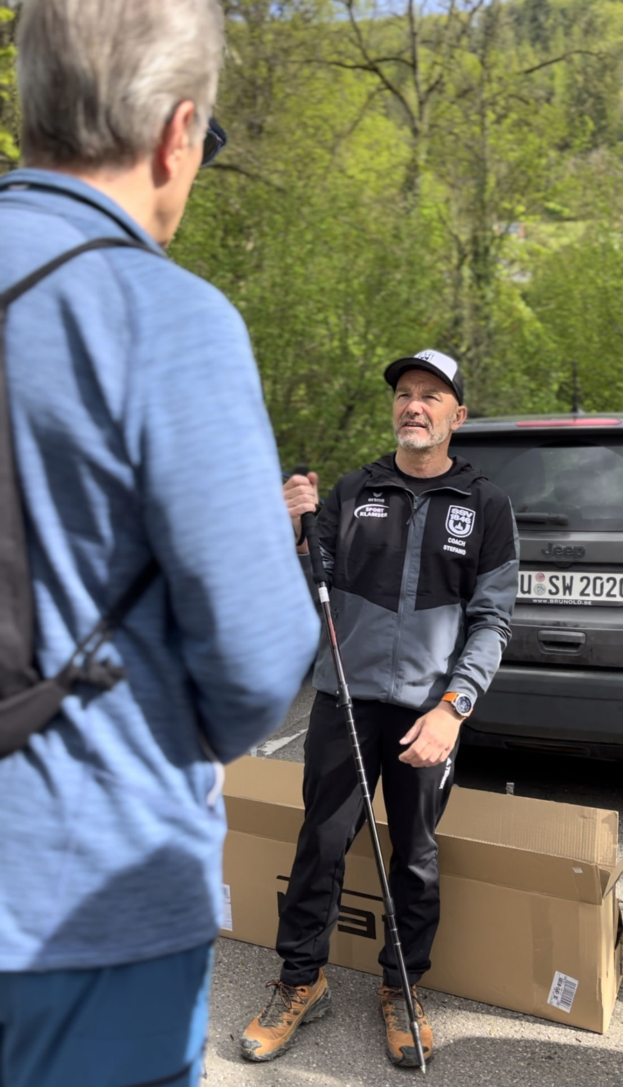 Nordic-Walking-Trainer mit Stock und Jacke mit COACH STEFANO