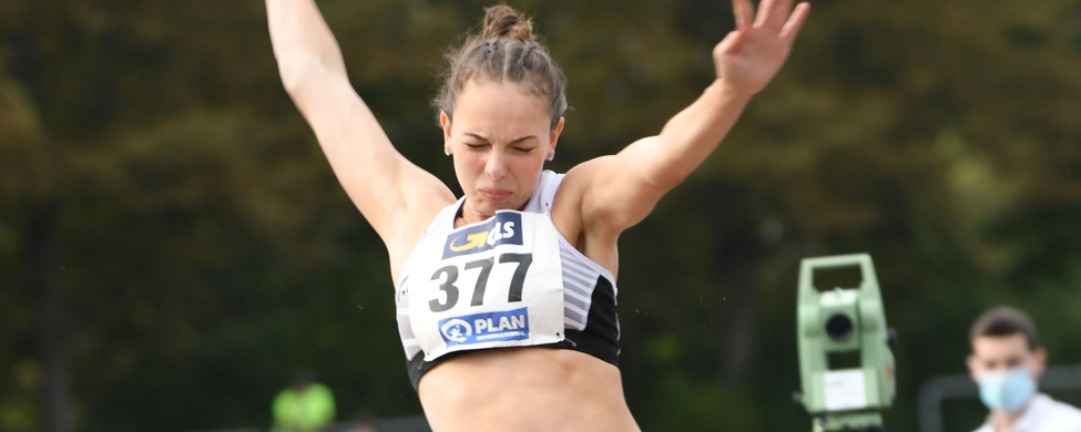 Weitspringerin mit Startnummer 377 in Absprungphase