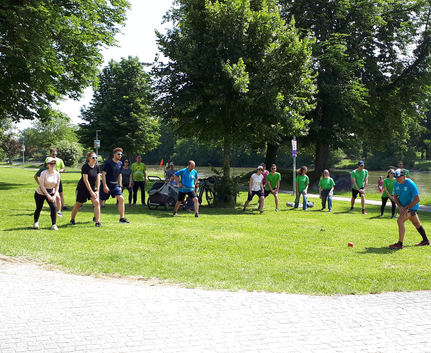 Auch Stretching gehört dazu beim Plogging Teilnehmende dehnen sich beim Aufwärmen am Donauufer