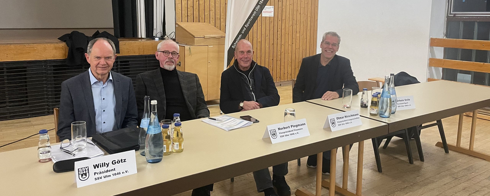 Namenskarten Willy Götz Norbert Plogmann Otmar Hirschmann Ortwin Veile an Tisch
