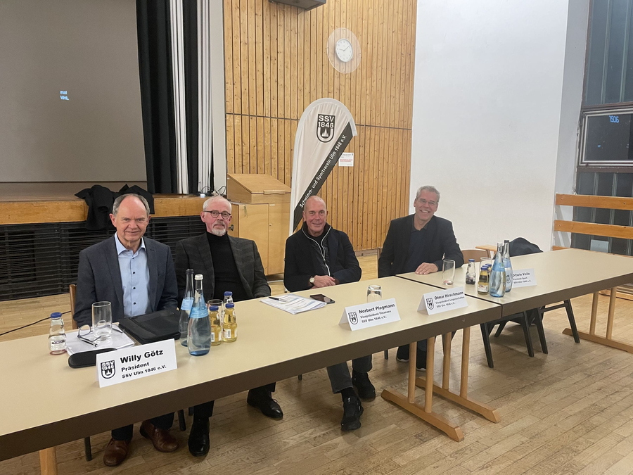 Namenskarten Willy Götz Norbert Plogmann Otmar Hirschmann Ortwin Veile an Tisch