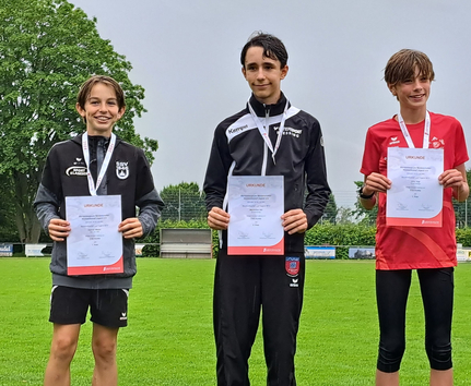 Hatte mit 2x Gold gut lachen: Konrad Wäsler Drei U14-Jungs auf Siegerehrung mit Medaillen und Urkunden