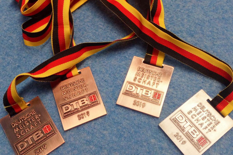Vier Medaillen mit schwarz-rot-goldenem Band beschriftet DEUTSCHE MEISTERSCHAFT DTB 2019