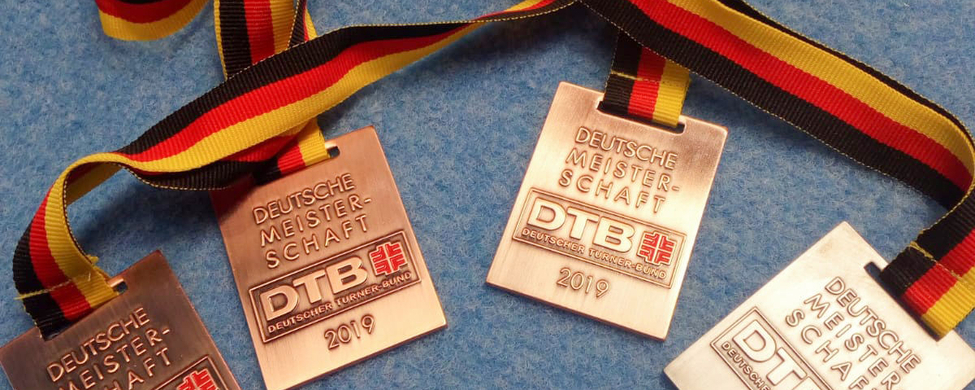 Vier Medaillen mit schwarz-rot-goldenem Band beschriftet DEUTSCHE MEISTERSCHAFT DTB 2019