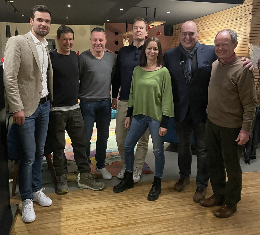 (v.l.) Fabian Göggel, Heiko Gericke, Holger Betz, Robert Waidmann, Anke Beranek, Dimitriy Mironov, Willy Götz. Sieben Mitarbeitende bei Ehrung auf Weihnachtsfeier