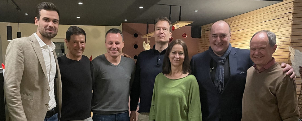 (v.l.) Fabian Göggel, Heiko Gericke, Holger Betz, Robert Waidmann, Anke Beranek, Dimitriy Mironov, Willy Götz. Sieben Mitarbeitende bei Ehrung auf Weihnachtsfeier
