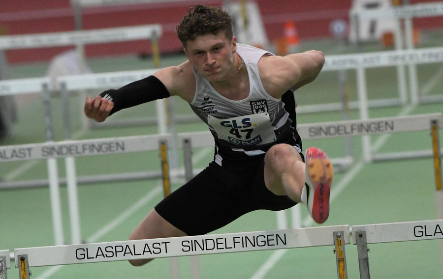 Hürdenläufer in vollem Sprung über Hürde Glaspalast Sindelfingen