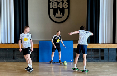 Drei Männer auf rollenden Boards in Turnhalle mit Ball unter SSV 1846