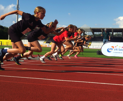 Mehrere Kinder starten 50-m-Sprint auf Startblöcken bei VR-Talentiade