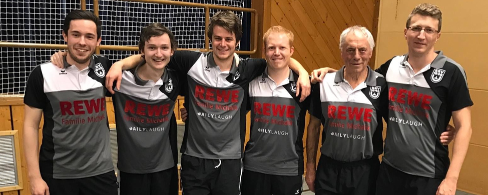Sechs Spieler des Tischtennis-Teams in Trikots mit REWE-Logo am Tisch