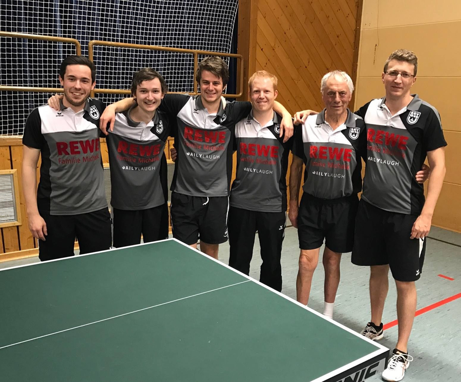 Sechs Spieler des Tischtennis-Teams in Trikots mit REWE-Logo am Tisch
