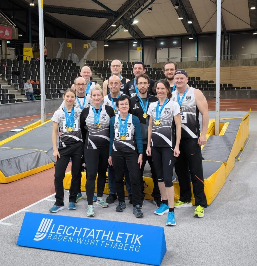 Gruppenbild Leichtathlet*innen mit Medaillen vor Stabhochsprungmatte Leichtathletik Baden-Württemberg