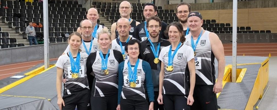 Gruppenbild Leichtathlet*innen mit Medaillen vor Stabhochsprungmatte Leichtathletik Baden-Württemberg