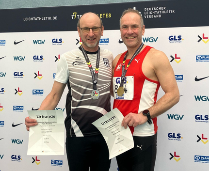 Zwei Männer in Sportkleidung mit Medaillen und Urkunden bei Deutschen Meisterschaften