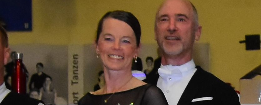 Tanzpaar Bernhard und Martina Müller auf Siegerpodest mit Urkunde und Rose