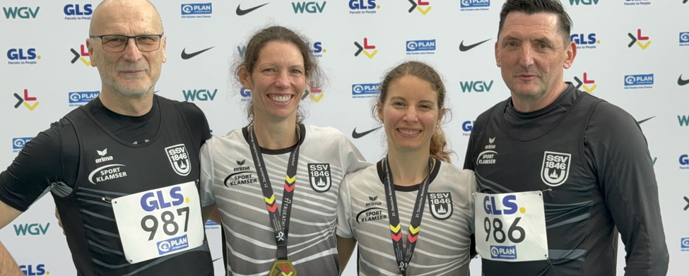 Horst, Meli, Alice und Ralf (v.l.) Vier SSV-Athleten mit Medaillen und Startnummern GLS 987 GLS 986