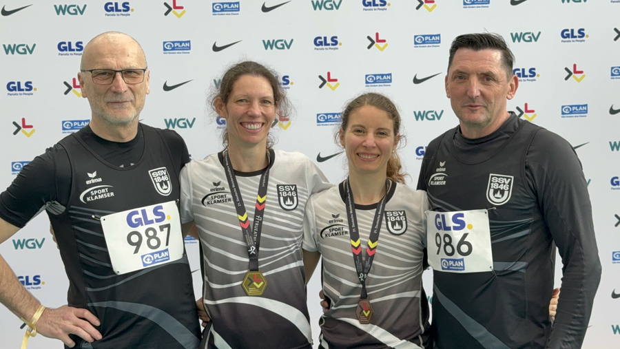 Horst, Meli, Alice und Ralf (v.l.) Vier SSV-Athleten mit Medaillen und Startnummern GLS 987 GLS 986