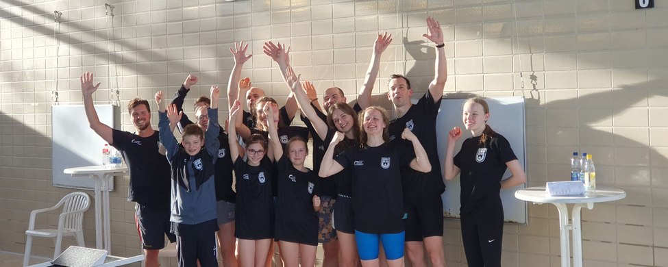 SSV 1846 Wappen über jubelnder Schwimmmannschaft am Startblock