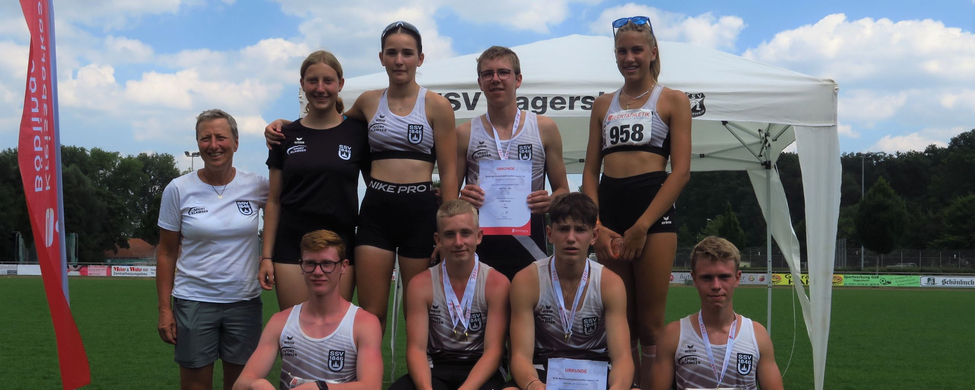 SSV 1846 Leichtathletikteam auf Podest mit Medaillen und Urkunden