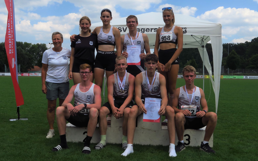 SSV 1846 Leichtathletikteam auf Podest mit Medaillen und Urkunden