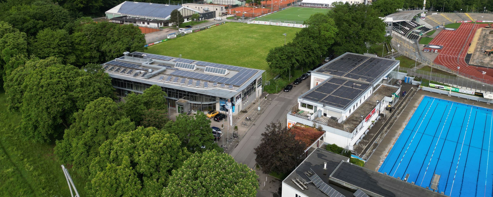 Ende der Baumaßnahmen des SSV Ulm 1846 e.V. Fußball in Sicht - SSV Ulm 1846 e.V. Luftaufnahme Stadiongelände mit Rasenplatz, Tribüne, Parkplätzen und Außen-Schwimmbecken