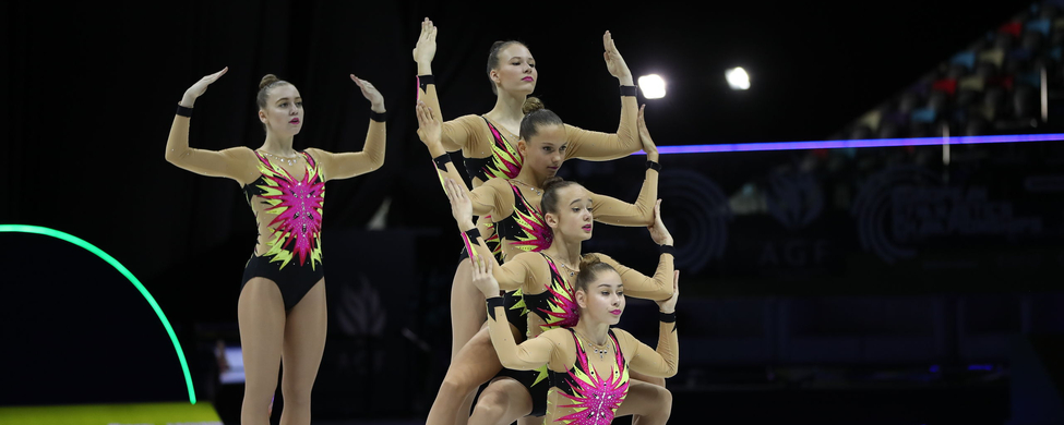 Fünf Gymnastinnen in synchroner Formation bei Jugendeuropameisterschaft in Baku