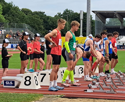 Jugendliche Sprinter an Startblöcken warten auf Rennbeginn