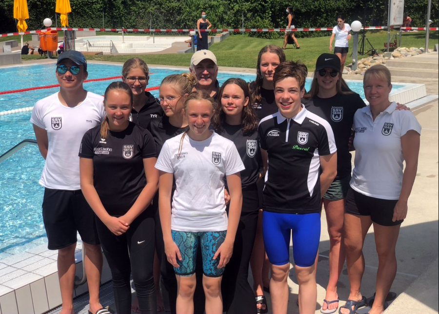 Gruppe von Schwimmern in SSV 1846 Vereinskleidung am Beckenrand