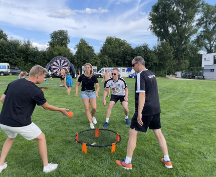 Vier Personen spielen Spikeball beim Schwörsporttag
