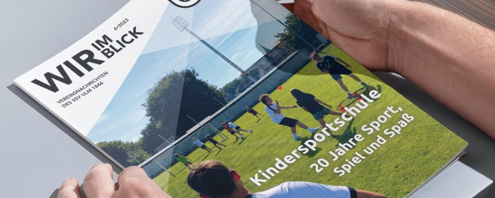 Hände halten Vereinszeitschrift WIR IM BLICK mit Kindersportschule 20 Jahre
