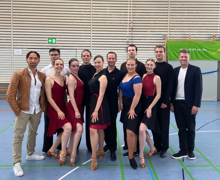 Gruppe Ulmer Tanzpaare in Sporthalle nach Landesmeisterschaft