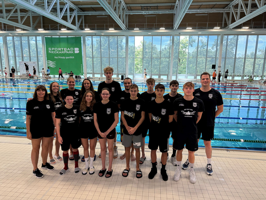 Jahrgangs-Schwimmteam am Beckenrand vor SPORTBAD NECKARPARK Aus Prinzip sportlich