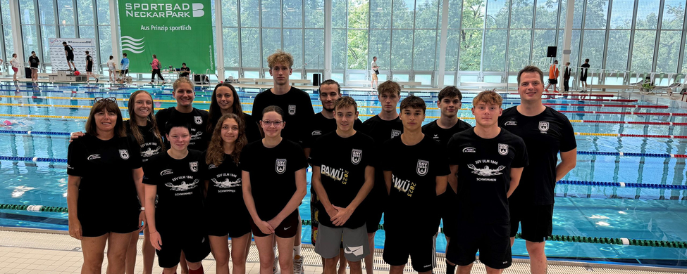 Jahrgangs-Schwimmteam am Beckenrand vor SPORTBAD NECKARPARK Aus Prinzip sportlich